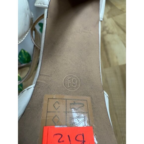 Pierre Dumas size 6.5 white peep toe heels - Picture 7 of 8